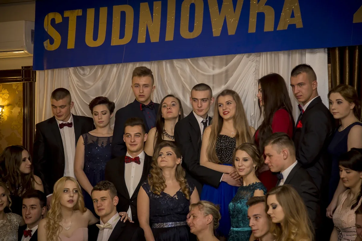Podróż w czasie. Studniówka "Kopernika" (zdjęcia, wideo)