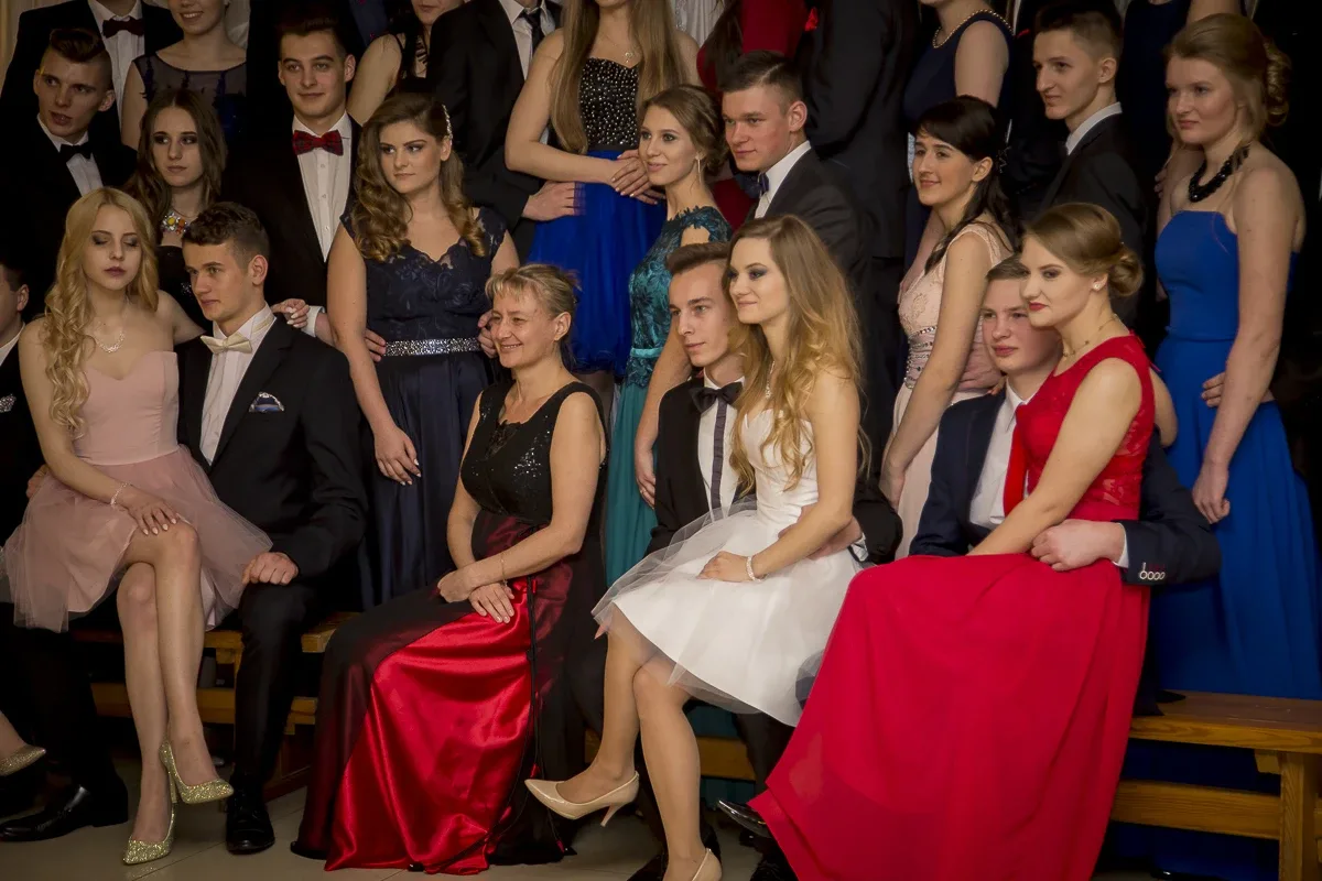 Podróż w czasie. Studniówka "Kopernika" (zdjęcia, wideo)