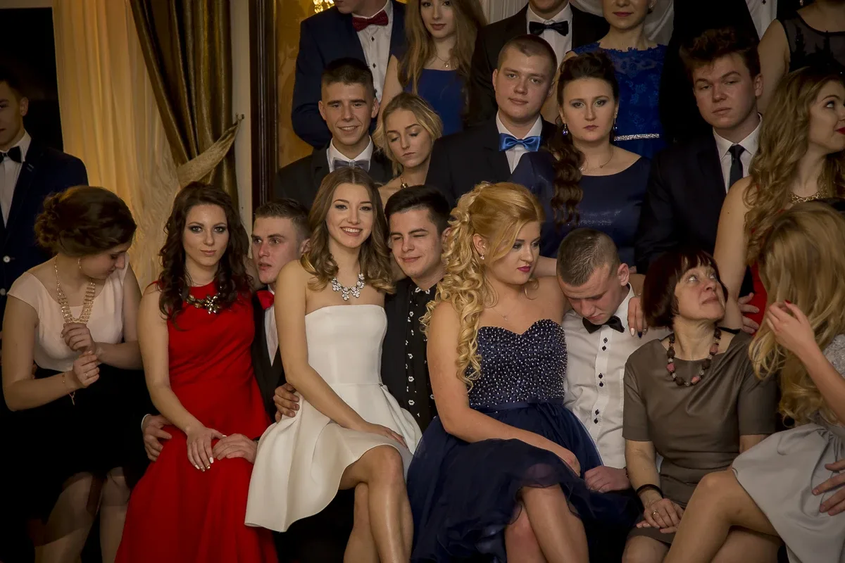 Podróż w czasie. Studniówka "Kopernika" (zdjęcia, wideo)