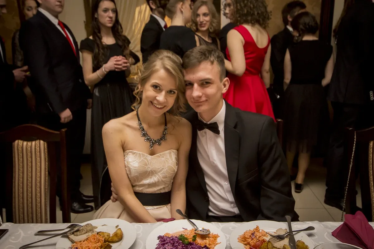 Podróż w czasie. Studniówka "Kopernika" (zdjęcia, wideo)
