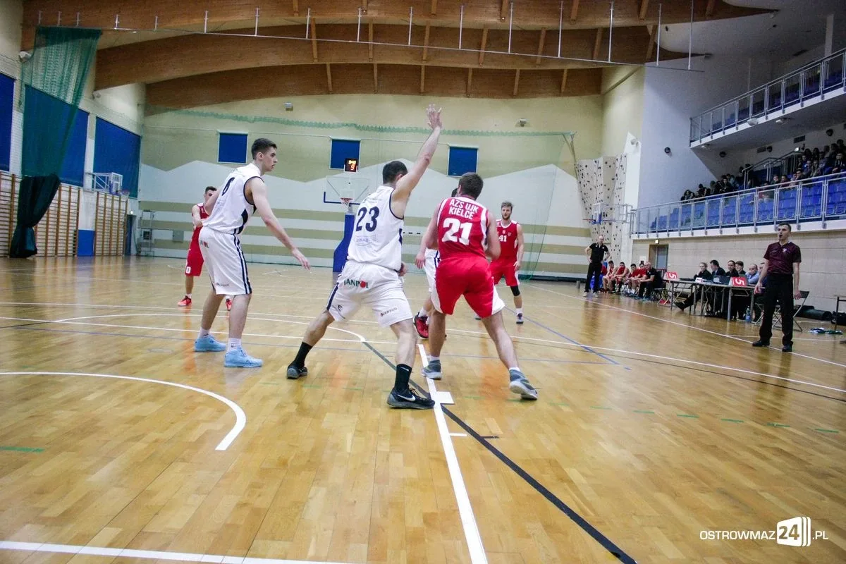Przełamanie Sokoła w starciu z KU AZS UJK Kielce (zdjęcia)