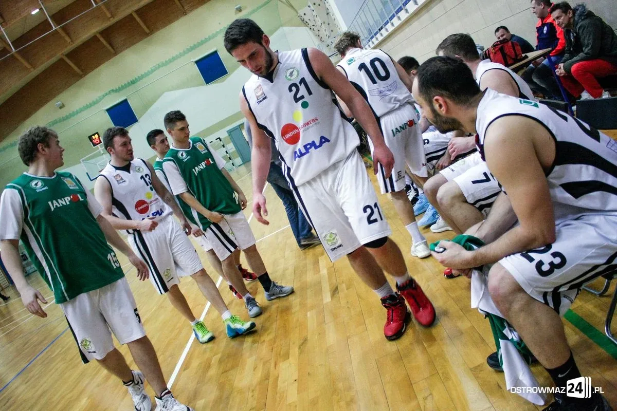 Przełamanie Sokoła w starciu z KU AZS UJK Kielce (zdjęcia)