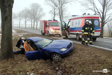 Młody kierowca z młodą pasażerką i sportowe auto. Wypadek (zdjęcia)
