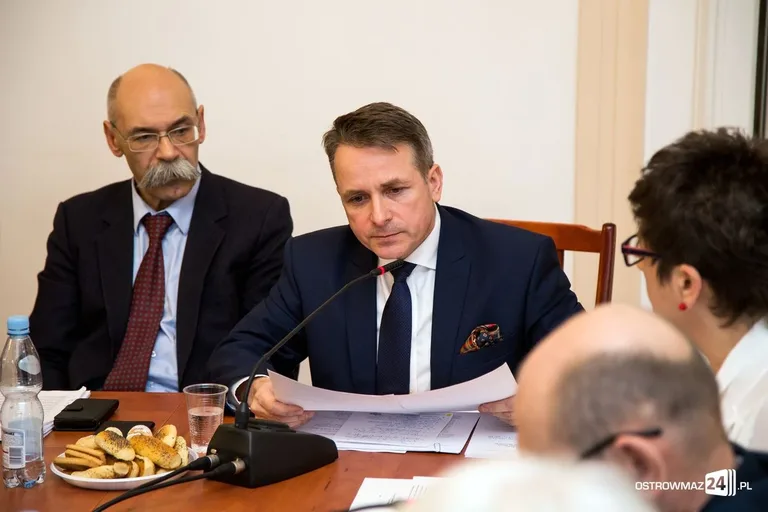 Przyjęto budżet na 2017 rok. Sesja ostrowskiej rady miasta (zdjęcia, wideo)