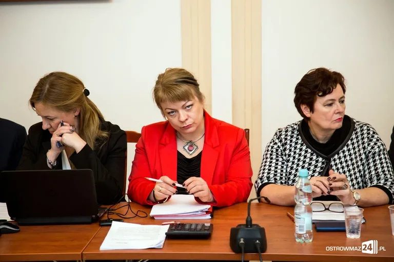 Przyjęto budżet na 2017 rok. Sesja ostrowskiej rady miasta (zdjęcia, wideo)