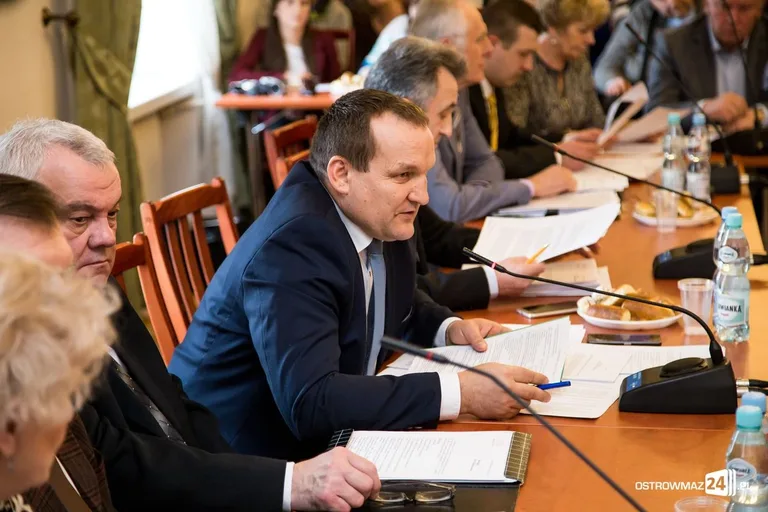 Przyjęto budżet na 2017 rok. Sesja ostrowskiej rady miasta (zdjęcia, wideo)
