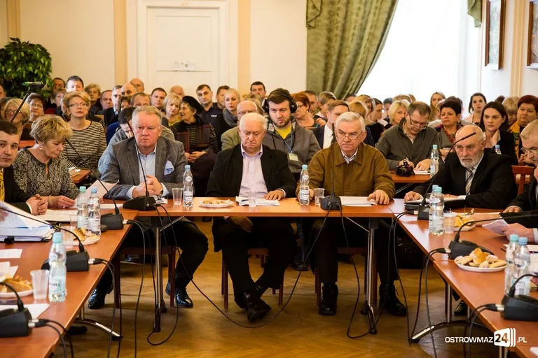 Przyjęto budżet na 2017 rok. Sesja ostrowskiej rady miasta (zdjęcia, wideo)