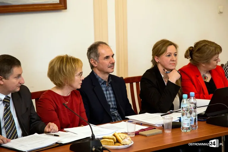 Przyjęto budżet na 2017 rok. Sesja ostrowskiej rady miasta (zdjęcia, wideo)
