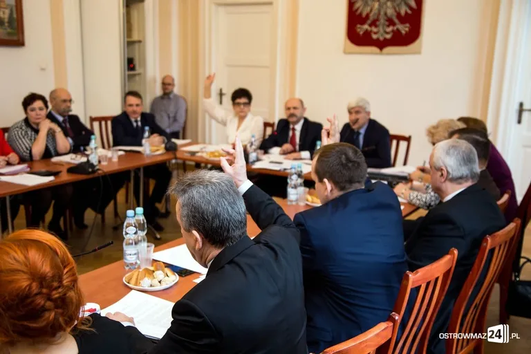 Przyjęto budżet na 2017 rok. Sesja ostrowskiej rady miasta (zdjęcia, wideo)
