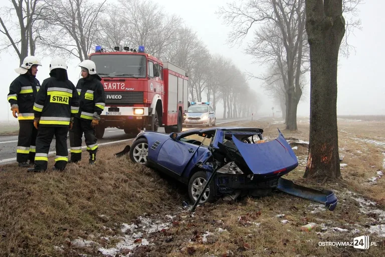Młody kierowca z młodą pasażerką i sportowe auto. Wypadek (zdjęcia)