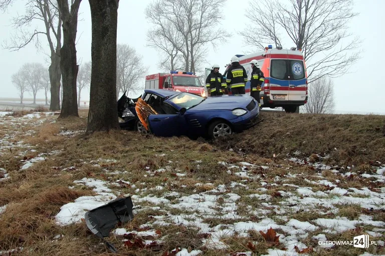 Młody kierowca z młodą pasażerką i sportowe auto. Wypadek (zdjęcia)