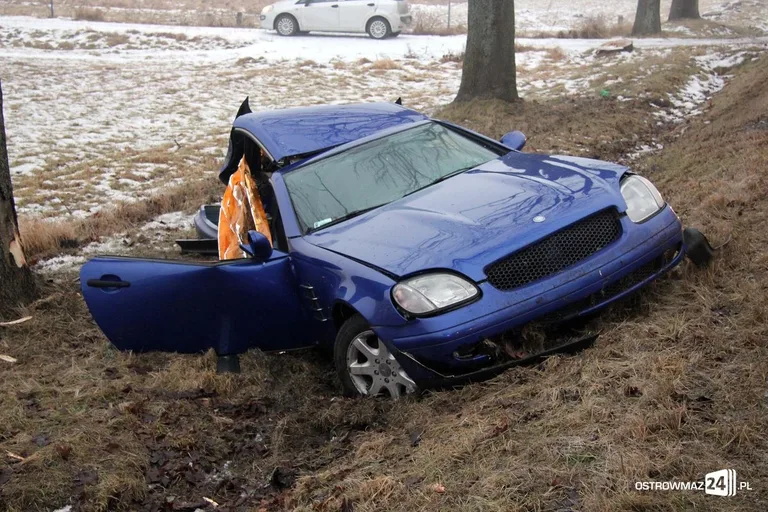 Młody kierowca z młodą pasażerką i sportowe auto. Wypadek (zdjęcia)