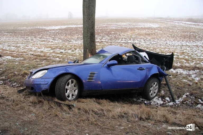 Młody kierowca z młodą pasażerką i sportowe auto. Wypadek (zdjęcia)