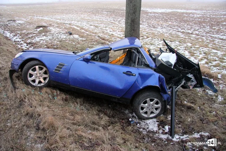 Młody kierowca z młodą pasażerką i sportowe auto. Wypadek (zdjęcia)