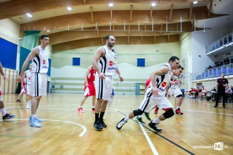 Przełamanie Sokoła w starciu z KU AZS UJK Kielce (zdjęcia)