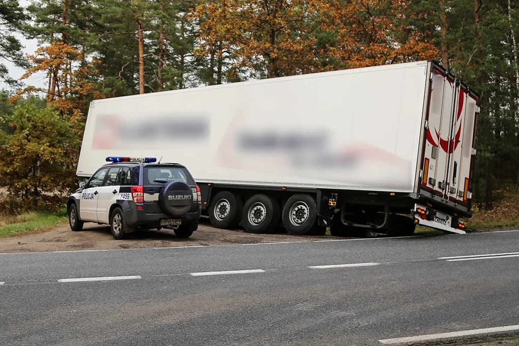 Tir utknął na leśnym parkingu (zdjęcia)