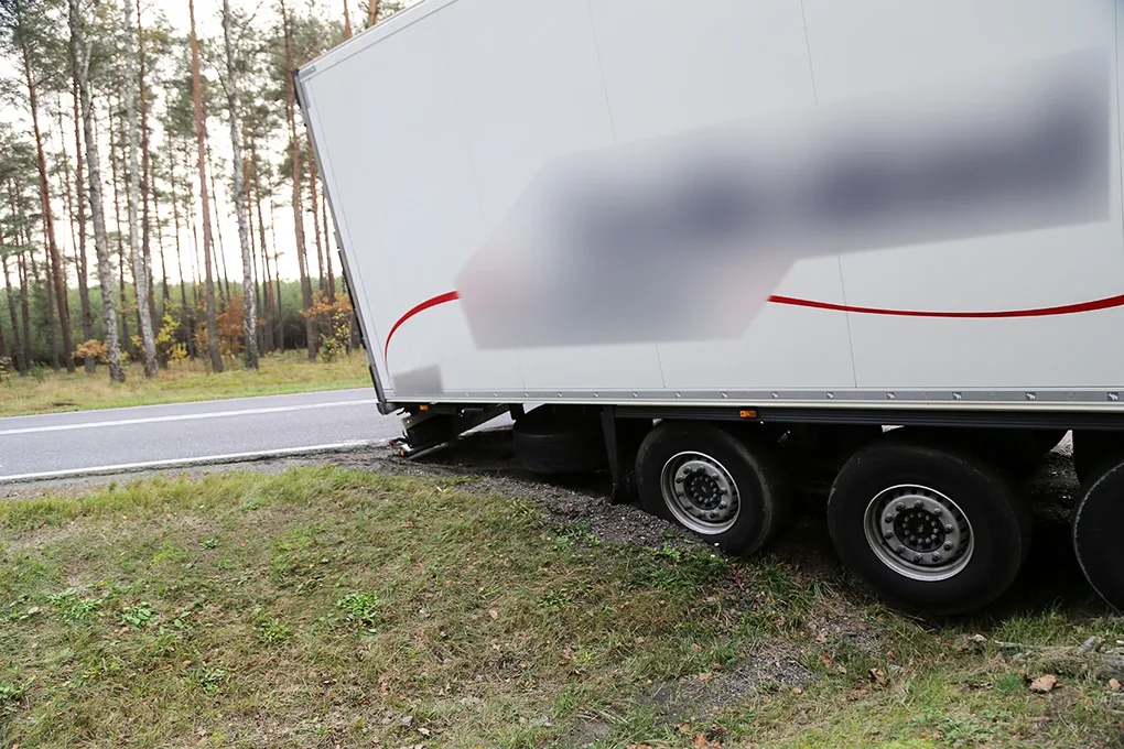 Tir utknął na leśnym parkingu (zdjęcia)