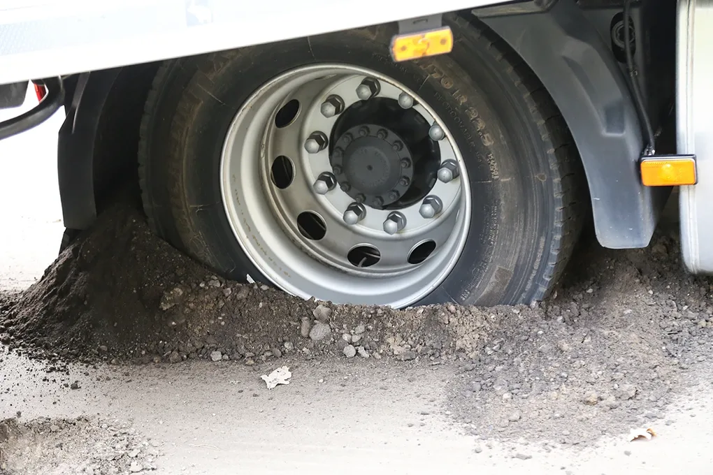 Tir utknął na leśnym parkingu (zdjęcia)