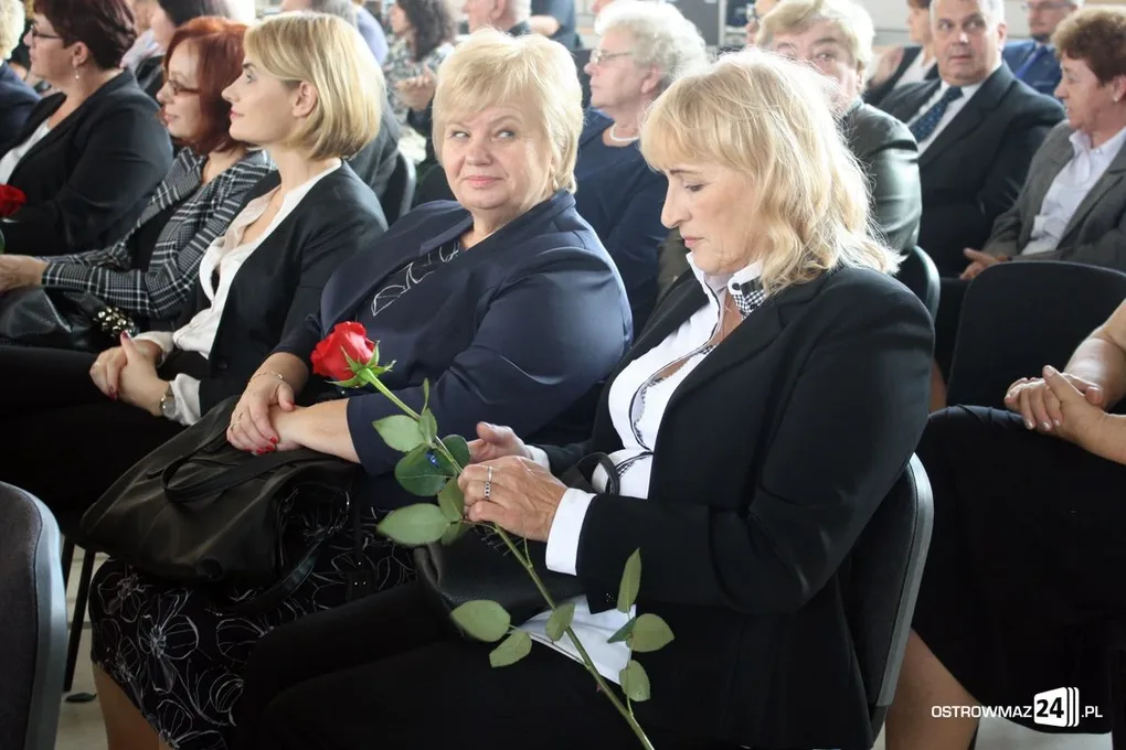 Nauczyciele i dyrektorzy z powiatu ostrowskiego nagrodzeni (zdjęcia)