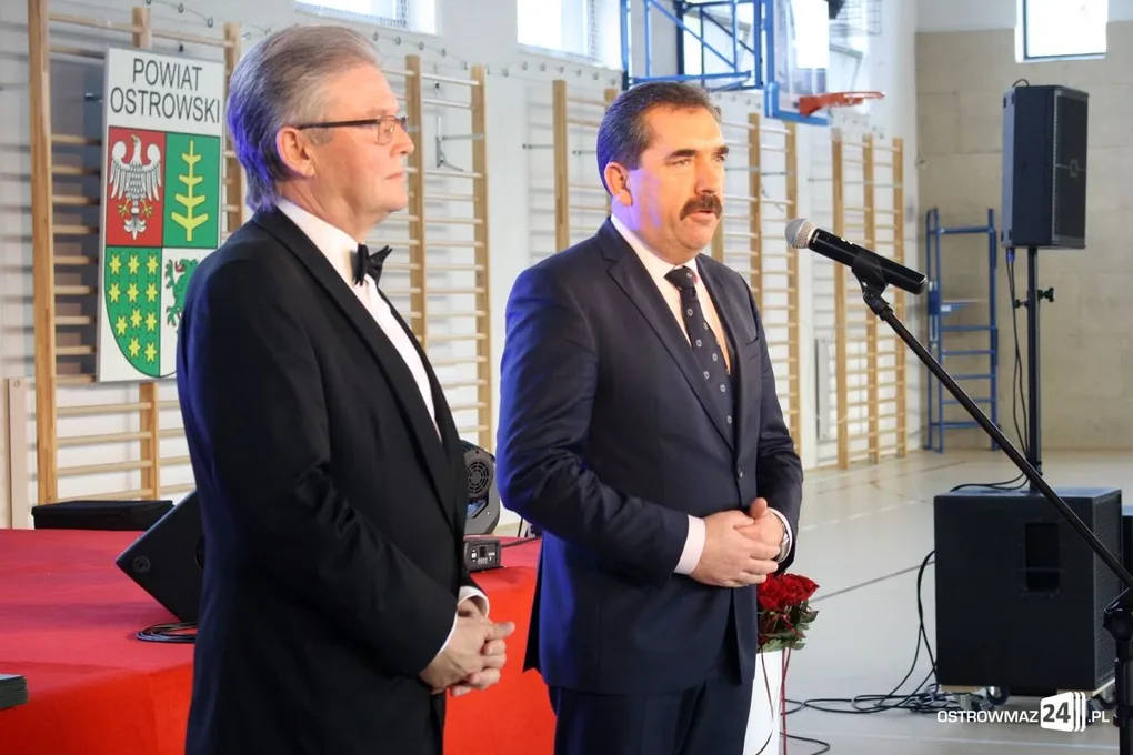 Nauczyciele i dyrektorzy z powiatu ostrowskiego nagrodzeni (zdjęcia)