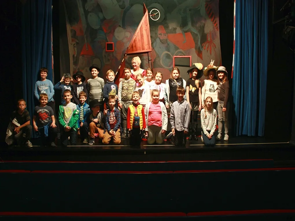 Uczniowie "Czwórki" z wizytą w teatrze (zdjęcia)
