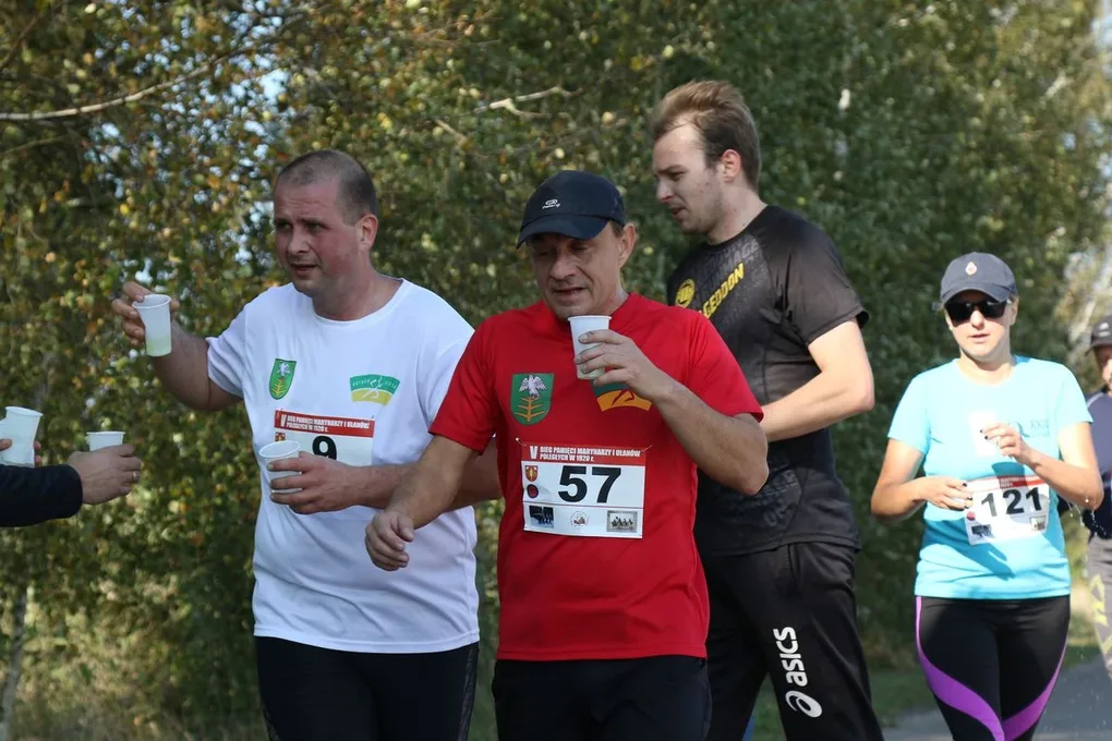 Biegiem oddali hołd marynarzom i ułanom (zdjęcia, wideo)