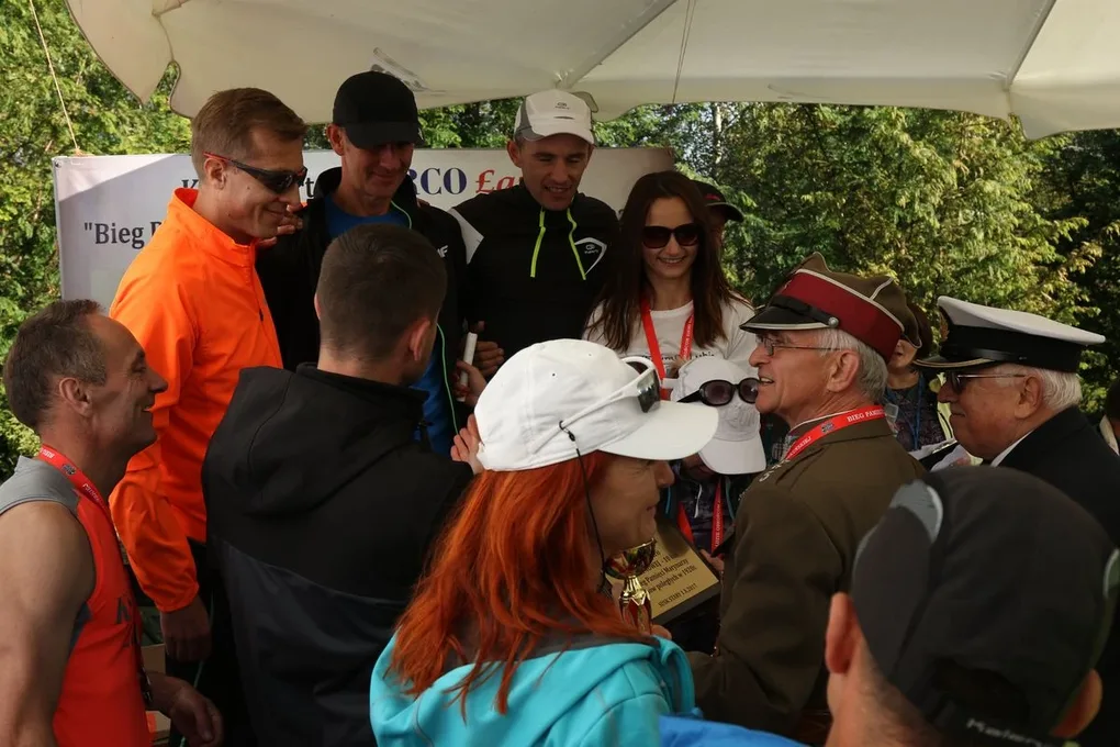 Biegiem oddali hołd marynarzom i ułanom (zdjęcia, wideo)