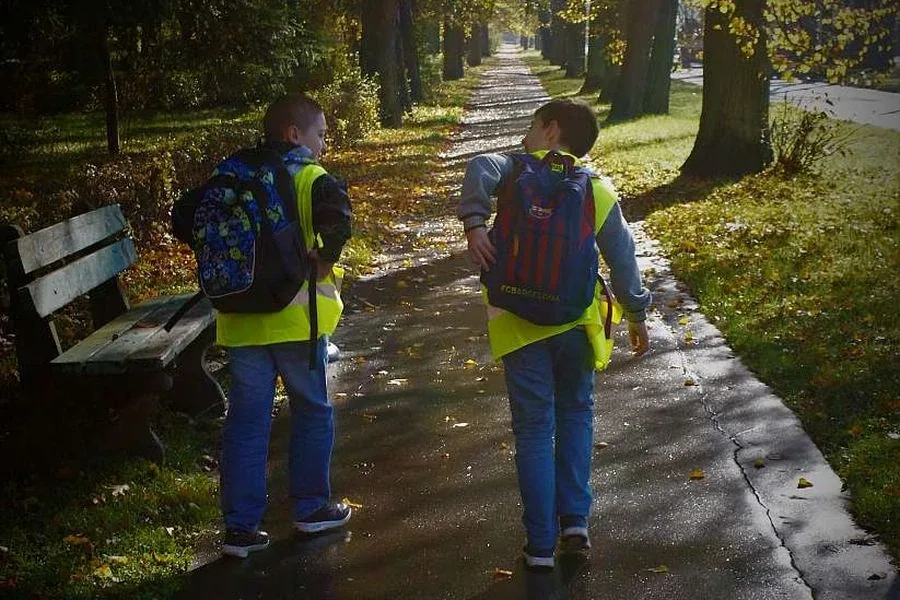 Wręczali mieszkańcom powiatu ostrowskiego kamizelki odblaskowe (zdjęcia)
