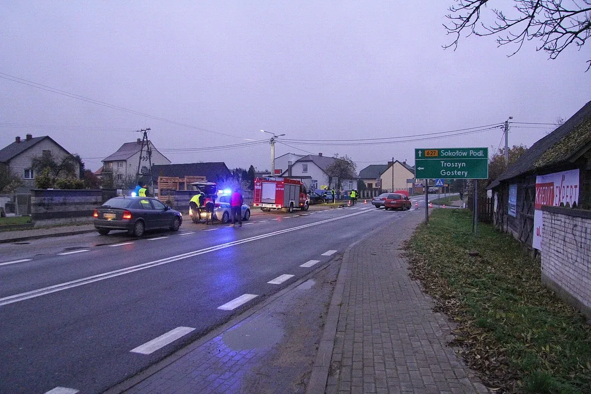 Zderzenie trzech aut na drodze wojewódzkiej nr 627 (zdjęcia)