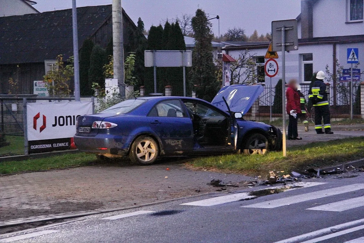 Zderzenie trzech aut na drodze wojewódzkiej nr 627 (zdjęcia)