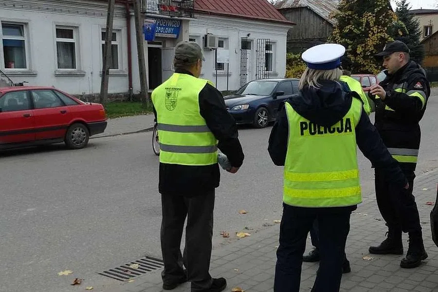 Wręczali mieszkańcom powiatu ostrowskiego kamizelki odblaskowe (zdjęcia)