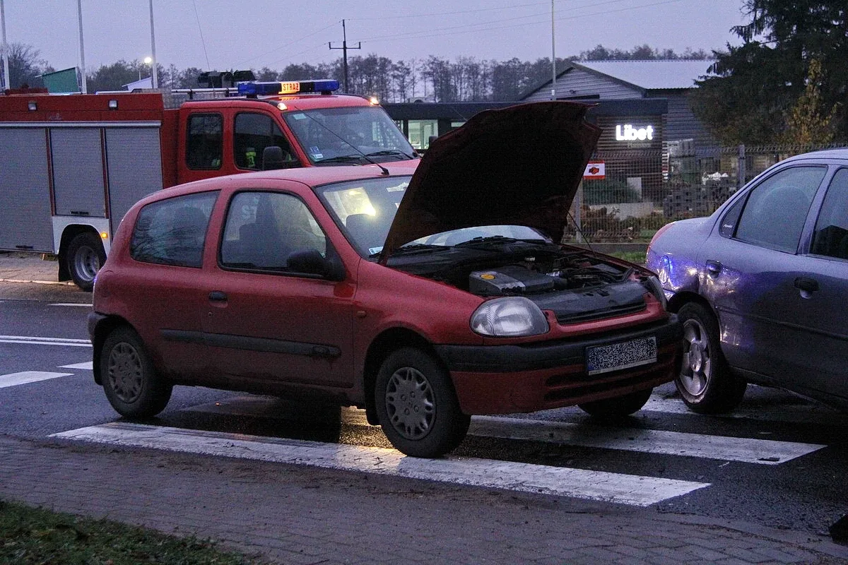 Zderzenie trzech aut na drodze wojewódzkiej nr 627 (zdjęcia)