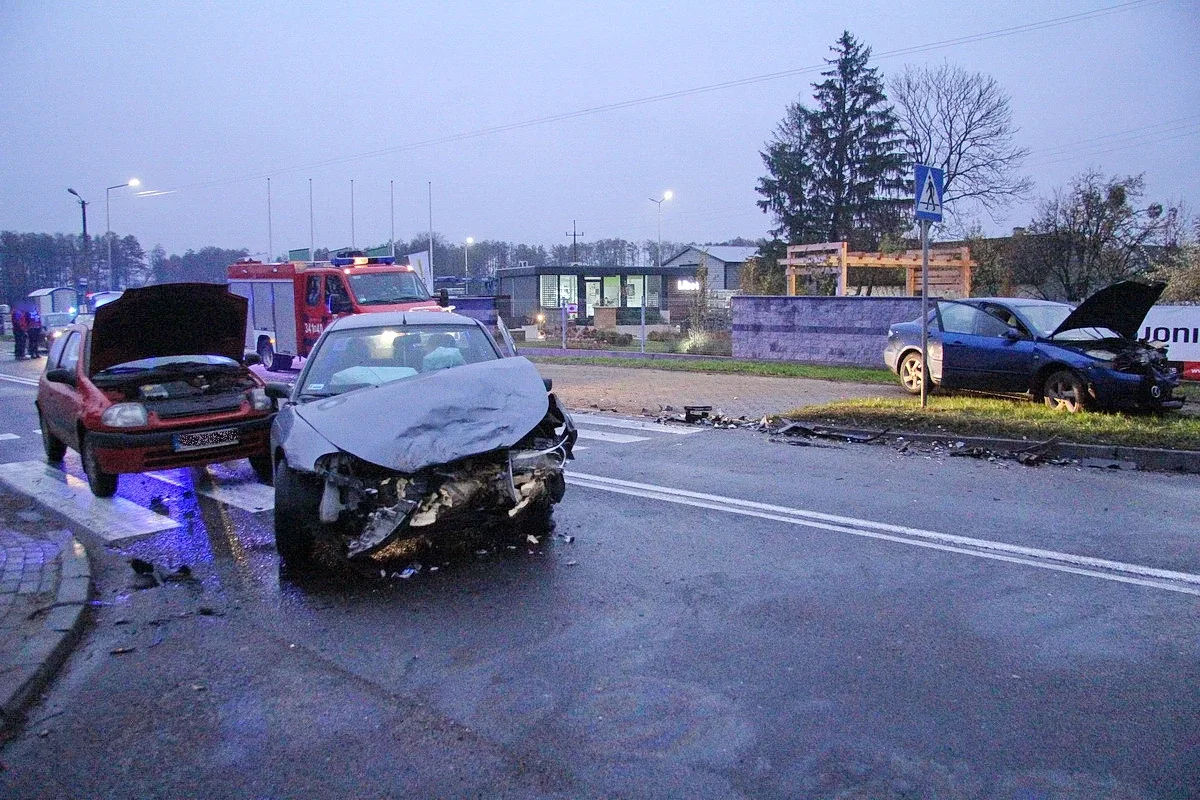 Zderzenie trzech aut na drodze wojewódzkiej nr 627 (zdjęcia)