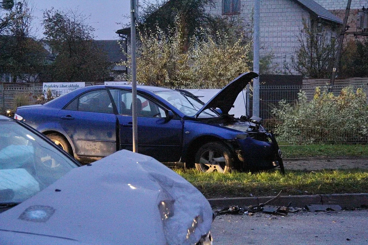 Zderzenie trzech aut na drodze wojewódzkiej nr 627 (zdjęcia)