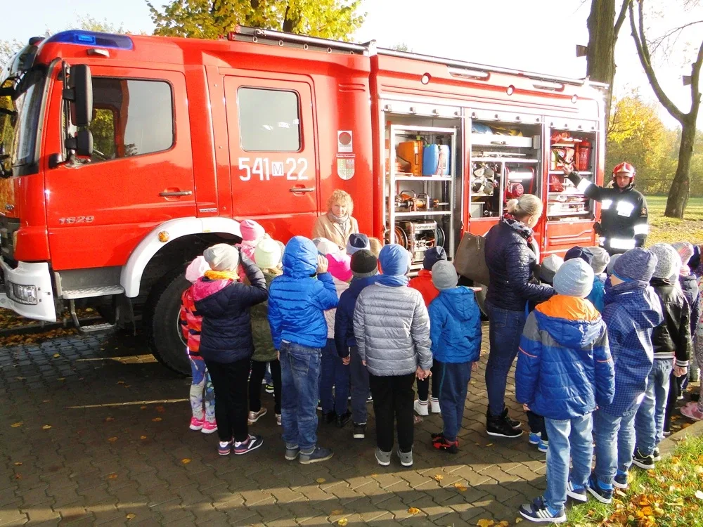 Ewakuacja uczniów z ostrowskiej "Dwójki" (zdjęcia)