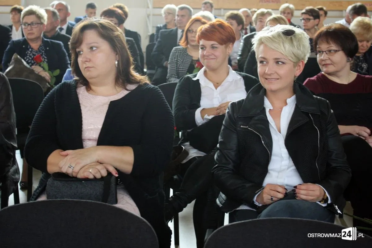 Nauczyciele i dyrektorzy z powiatu ostrowskiego nagrodzeni (zdjęcia)