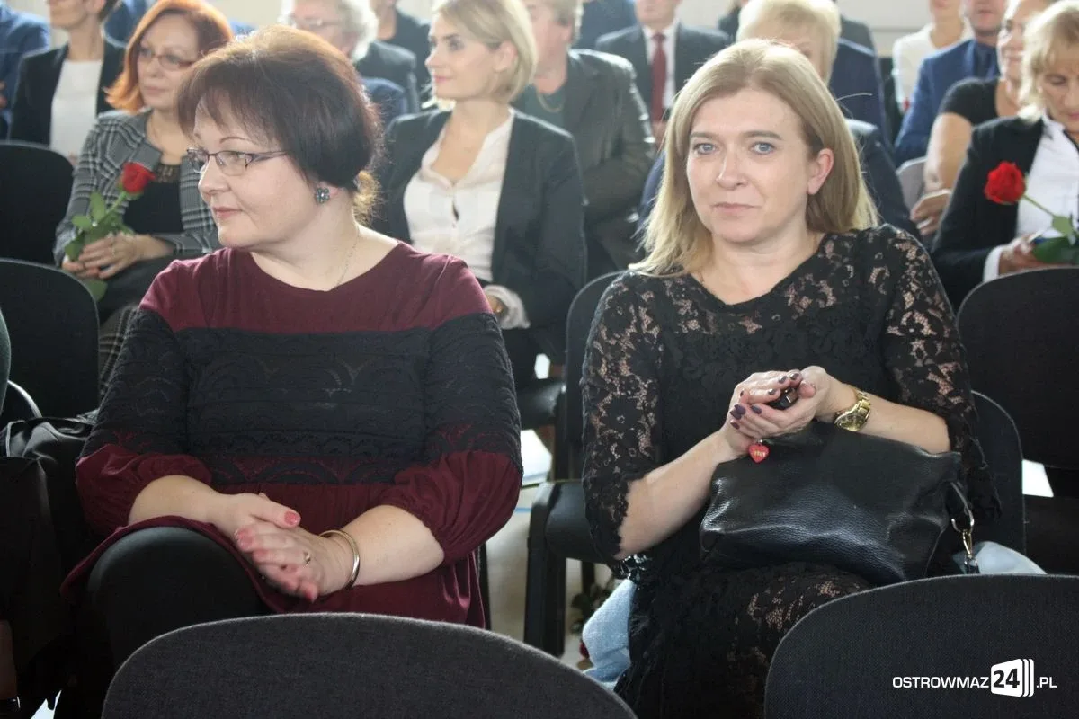 Nauczyciele i dyrektorzy z powiatu ostrowskiego nagrodzeni (zdjęcia)