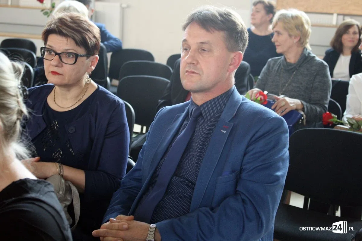 Nauczyciele i dyrektorzy z powiatu ostrowskiego nagrodzeni (zdjęcia)