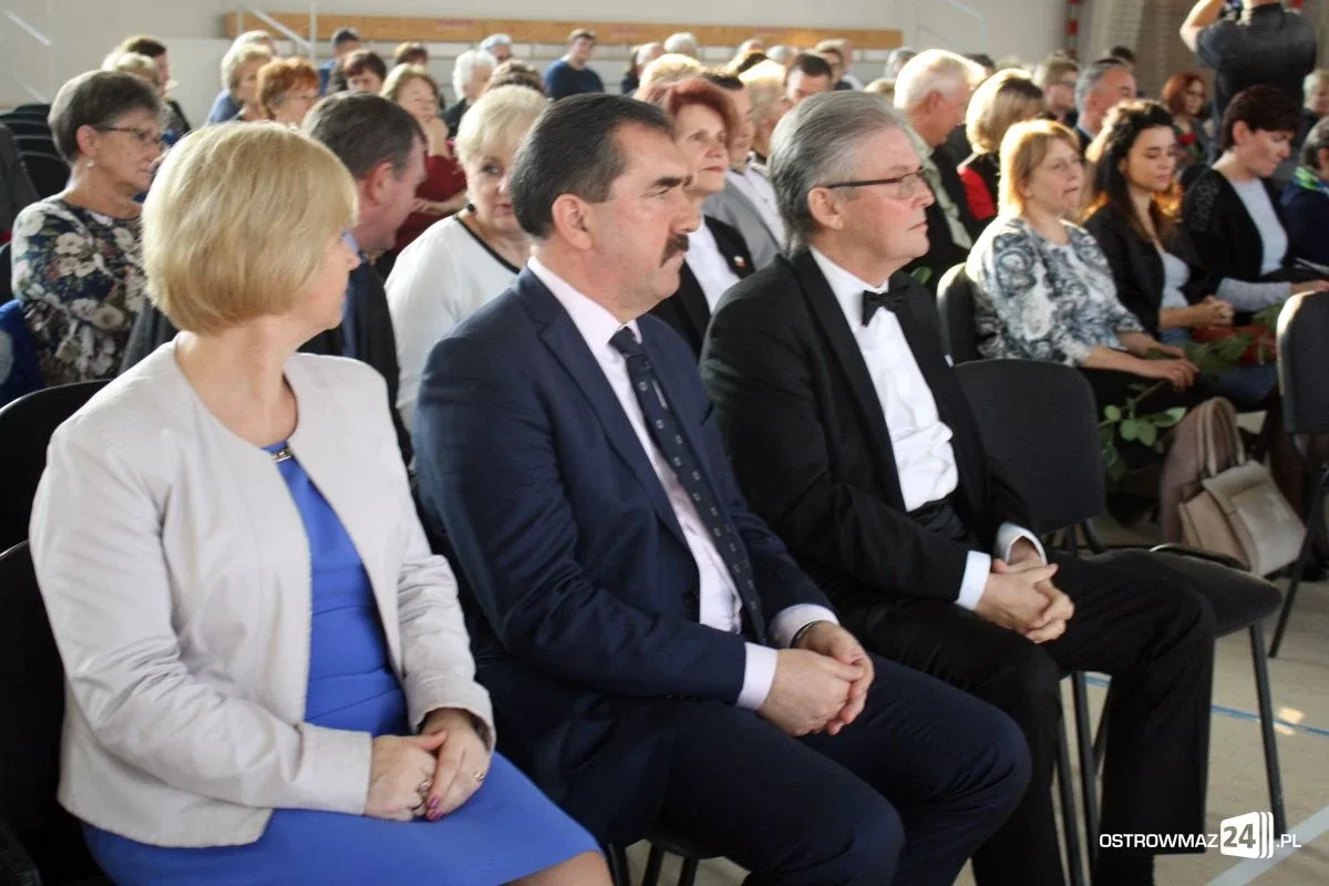 Nauczyciele i dyrektorzy z powiatu ostrowskiego nagrodzeni (zdjęcia)