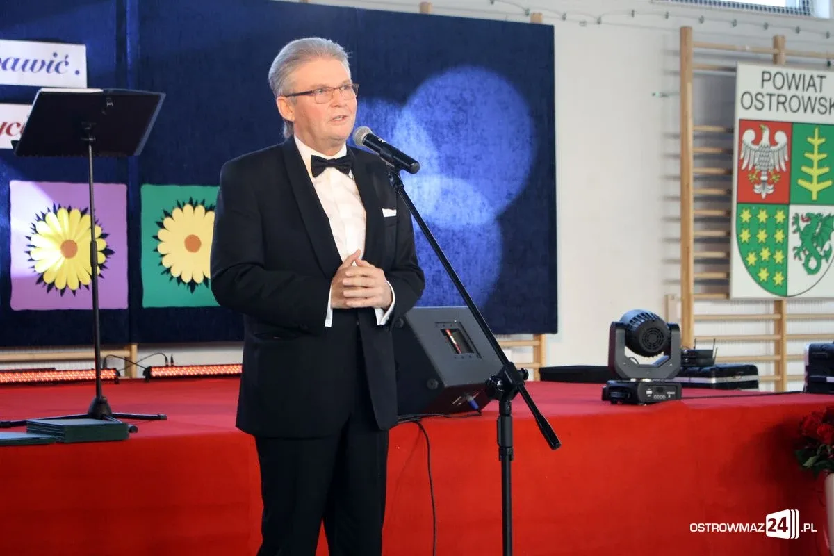 Nauczyciele i dyrektorzy z powiatu ostrowskiego nagrodzeni (zdjęcia)