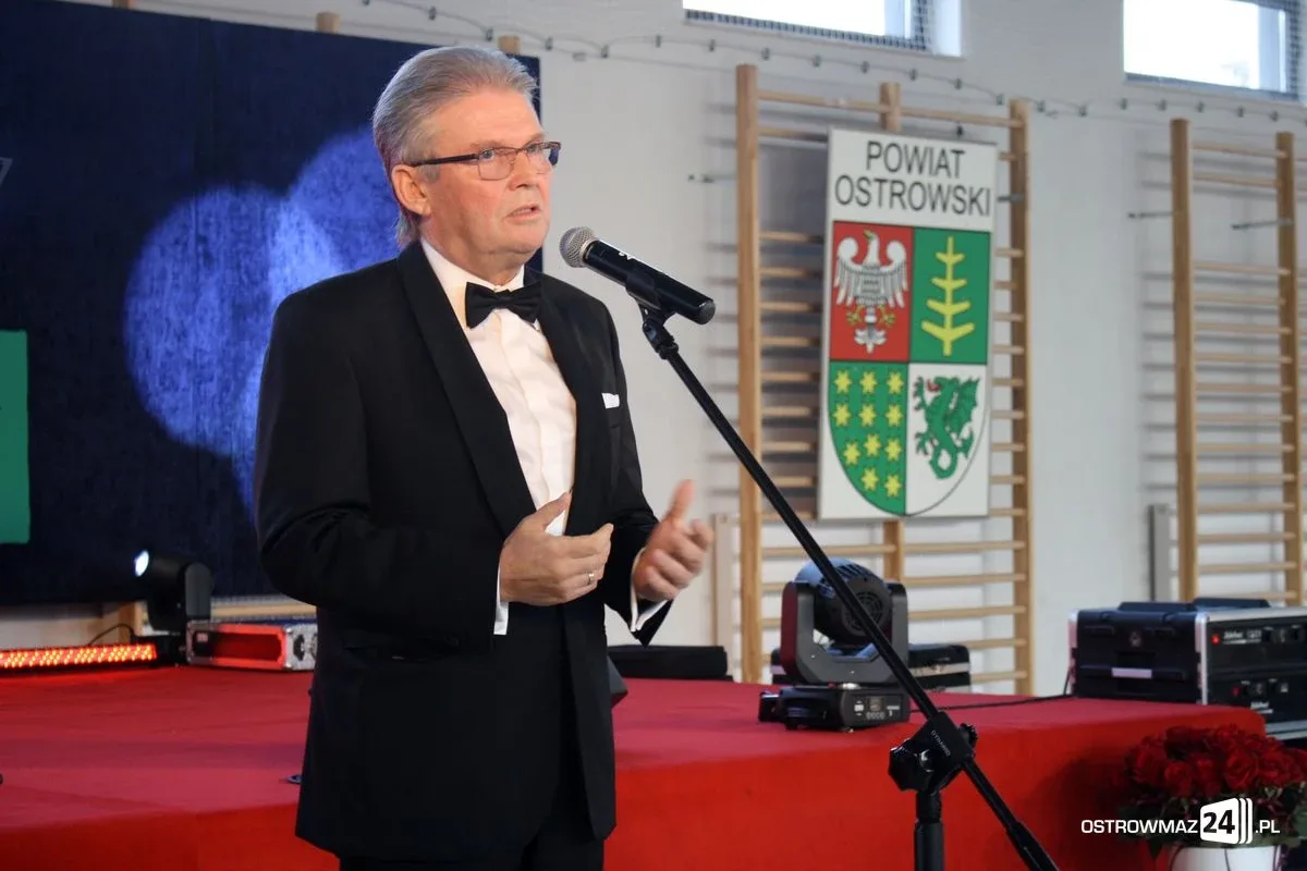 Nauczyciele i dyrektorzy z powiatu ostrowskiego nagrodzeni (zdjęcia)
