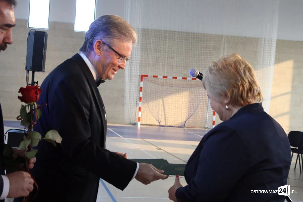 Nauczyciele i dyrektorzy z powiatu ostrowskiego nagrodzeni (zdjęcia)