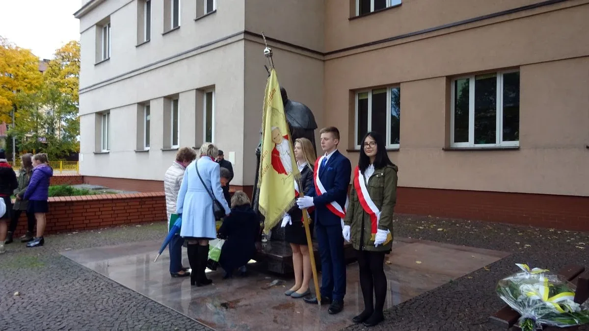 "Idźmy naprzód z nadzieją". Obchody Dnia Papieskiego w Ostrowi Mazowieckiej (zdjęcia)