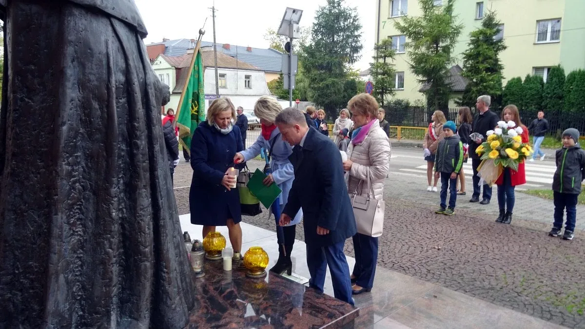 "Idźmy naprzód z nadzieją". Obchody Dnia Papieskiego w Ostrowi Mazowieckiej (zdjęcia)