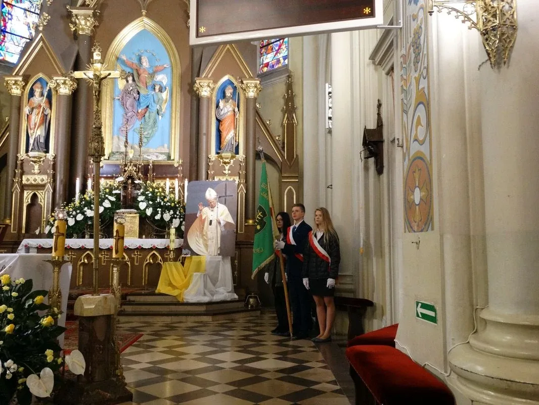 "Idźmy naprzód z nadzieją". Obchody Dnia Papieskiego w Ostrowi Mazowieckiej (zdjęcia)