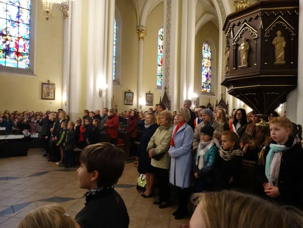 "Idźmy naprzód z nadzieją". Obchody Dnia Papieskiego w Ostrowi Mazowieckiej (zdjęcia)