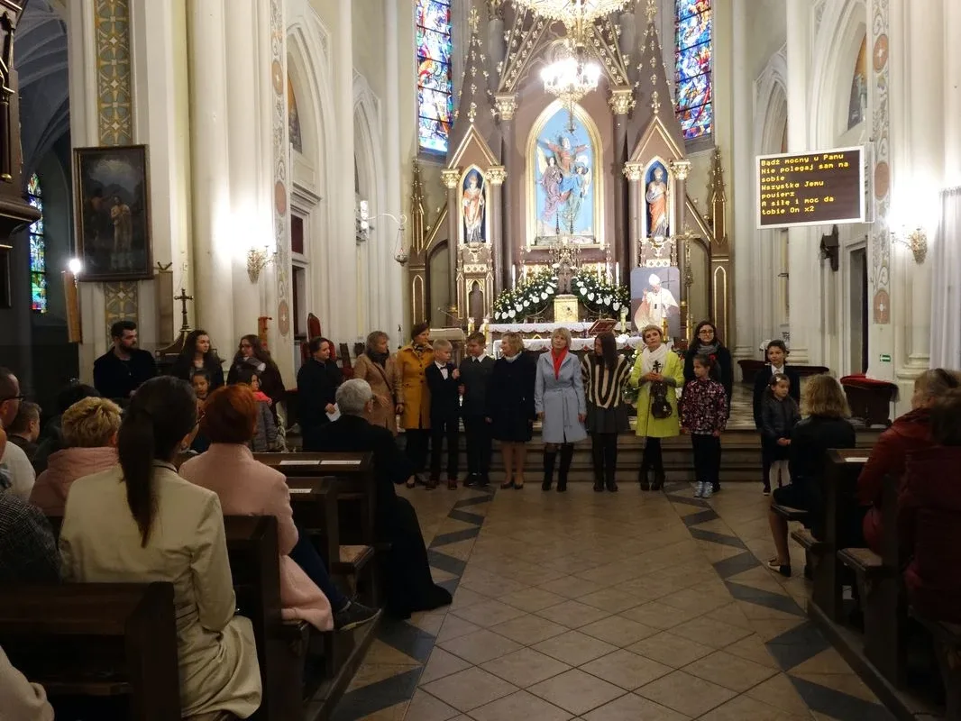 "Idźmy naprzód z nadzieją". Obchody Dnia Papieskiego w Ostrowi Mazowieckiej (zdjęcia)