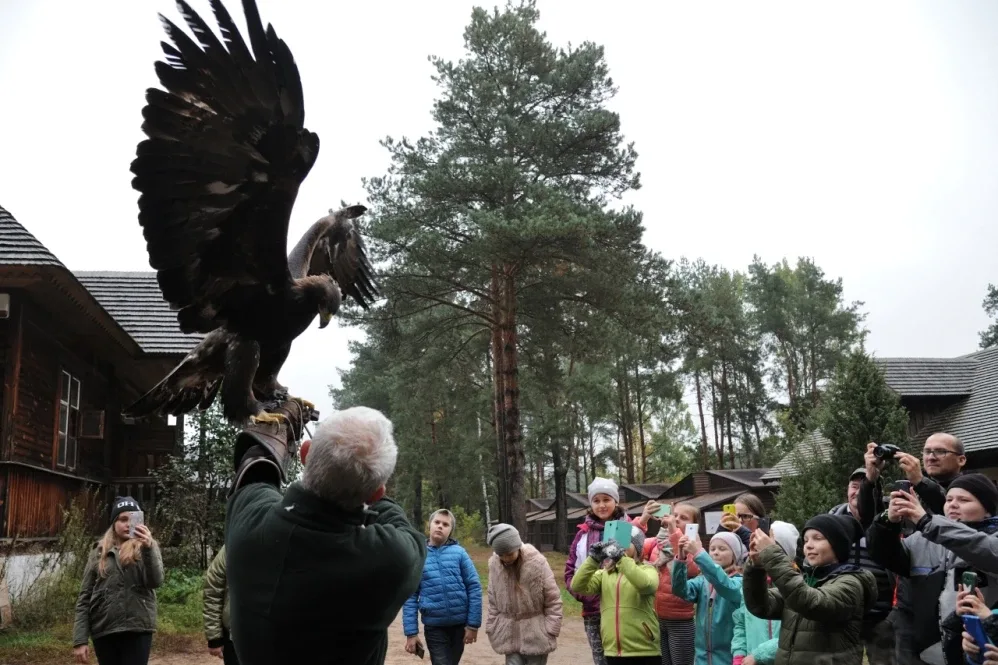 Uczniowie z SP nr 3 w białostockiej sokolarni (zdjęcia)