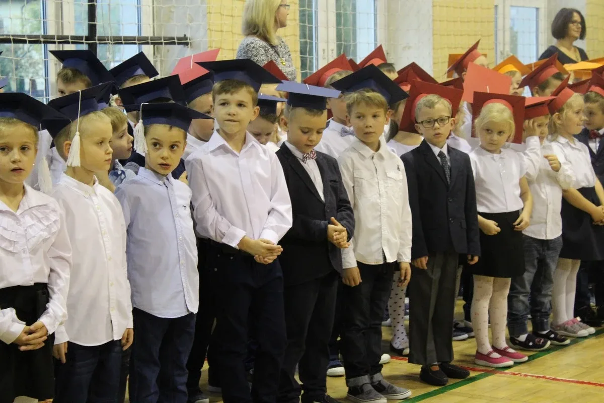 Serce pierwszaków zadrżało. Ślubowanie w "Jedynce" (zdjęcia)