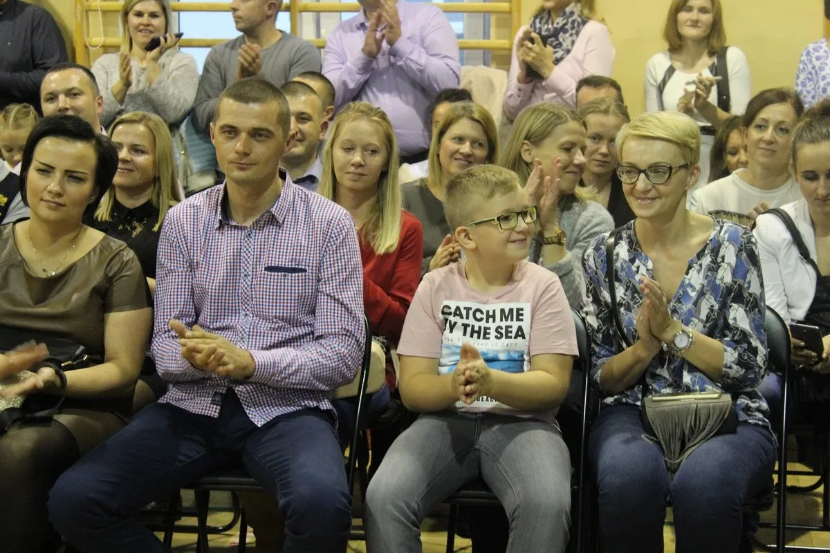 Serce pierwszaków zadrżało. Ślubowanie w "Jedynce" (zdjęcia)